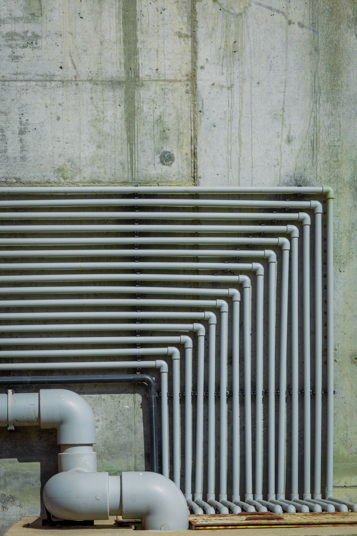 Tuberías de una instalación hidráulica alineadas en una pared