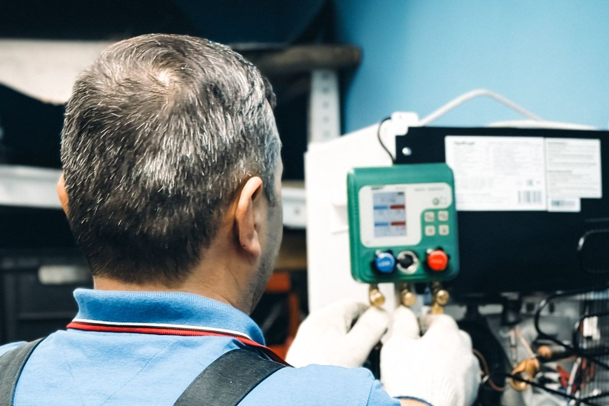 Técnico revisando los parámetros de una instalación